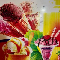 نیروی کار آقا در مغازه آبمیوه بستنی فروشی