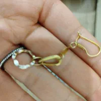 یک لنگه گوشواره طلا گم کردم.