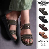 فروشنده خانم در کیف و کفش فروشی