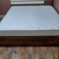 تخت دو نفره و بکنفره و تعدادی وسایل چوبی