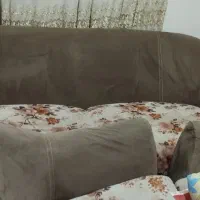 مبل راحتی در حد نو زیر قیمت با یک عدد میز