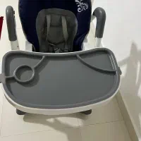 درب چوبی سرویس و حمام و یک عدد صندلی نهار خوری بچه