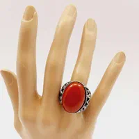 انگشتر نقره‌ ای نگین‌ دار قرمز