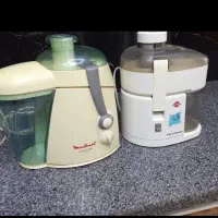 دو عدد آب میوه گیری.