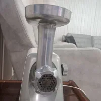 یک دستگاه چرخ گوشت مارک ناسیونال در حدنو