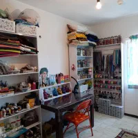 قفسه های سفید کتابخانه رگال میز چوبی میز خیاطی