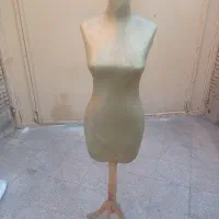 مانکن زنانه و تعدادی جالباسی