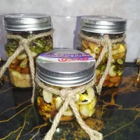 تعدادی شیشه و لیبل و کناف