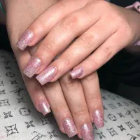 کاشت ناخن فقط ۳۰۰ت