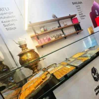 فروشنده و باریستا خانم در کافه باقلوا استانبولی