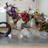 گلدان با گل مصنوعی