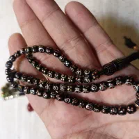 دو تا تسبیح یکی میخ دوز و یکی اب طلا