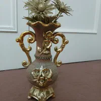 یک گلدان طلایی