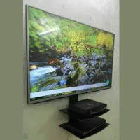 شلف شیشهای دو طبقه زیر تلوزیون دیواری