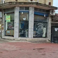 مغازه بر خیابان اصلی