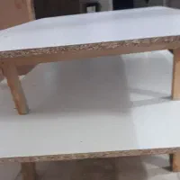 زیر تختی روکش سفید پایه چوبی. نردبان