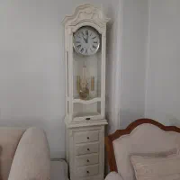 ساعت کنار سالنی ایستاده و کنسول