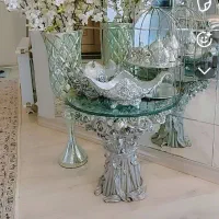 گلدان با گلهای مصنوعی