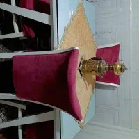 یک عدد میز ناهار خوری و ساعت ایستاده سالم وتمیز