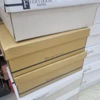 فروشنده مغازه کفش فروشی