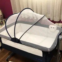 تخت کنار مادر