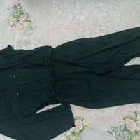 تعدادی لباس کار نو و همین طور لباس سربازی نو