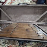 یک عدد سنتور حرفه ای همراه با کتاب و مضراب