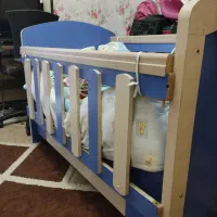 تخت کودک در حد نو|تخت و سرویس خواب|شاهین‌شهر, شهرک هشت بهشت|دیوار