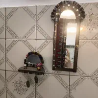 در چوبی با تکه فرش و اینه