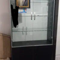 کتابخانه یکی از درها شکسته