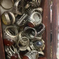 تعدادی انگشتر نقره با انواع سنگ طبیعی