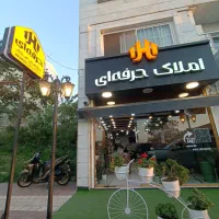 مغازه-بر-اصلی-نزدیک-استخر