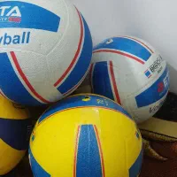 تعدادی توپ والیبال