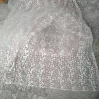 پرده تور رنگ سفید با گلهای صورتی قد ۲/۷۵ و عرض ۶/۵