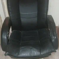 صندلی چرخدار و کمد شیشه ایی
