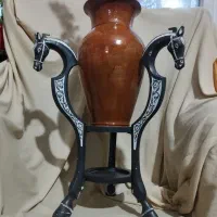 پایه گلدان اسبی همراه با گلدان سفالی