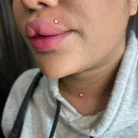 آموزش وخدمات پرسینگ ومیکرودرمال برای بانوان آقایون