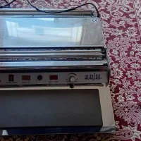 یک عدد دستگاه سلفون کش و یک عدد فن هواکش بزرگ