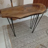 میز چوبی کنار سالنی