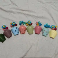 رو یخچالی و گلدان فانتزی کوچک و رو مقنعه ای