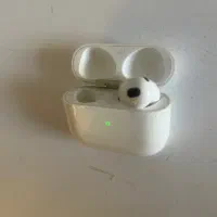 گوشی سمت راست ایرپاد سری ۳ به همراه کیس