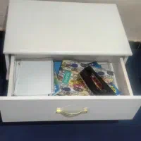 کنار تختی بزرگ یا میز تحریر