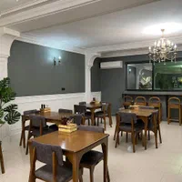 میز و صندلی چوبی برای کافه رستوران