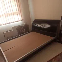 تخت دو نفره و دراور و آینه و دو عدد عسلی شیک