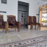 مبل سالم و تمیز همراه ویترین و ساعت