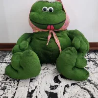 تعدادی عروسک و اسباب بازی و فرش کودک