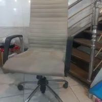 صندلی گردان با بدنه محکم فلزی