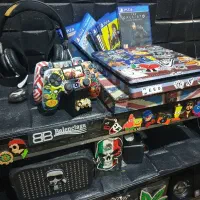 ps4 اسلیم یک ترابایت دو دسته همراه ب پایه شارژر