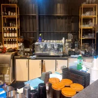 سالن کار و صندوقدار خانوم