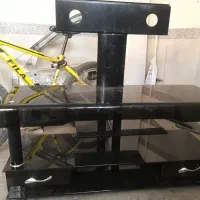 میزتلویزیون شیشه ای